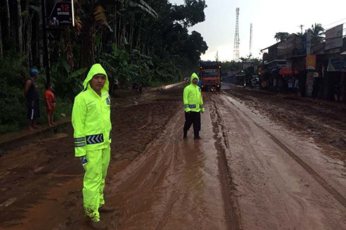 Arus jalur selatan Jawa Tengah macet akibat banjir lumpur