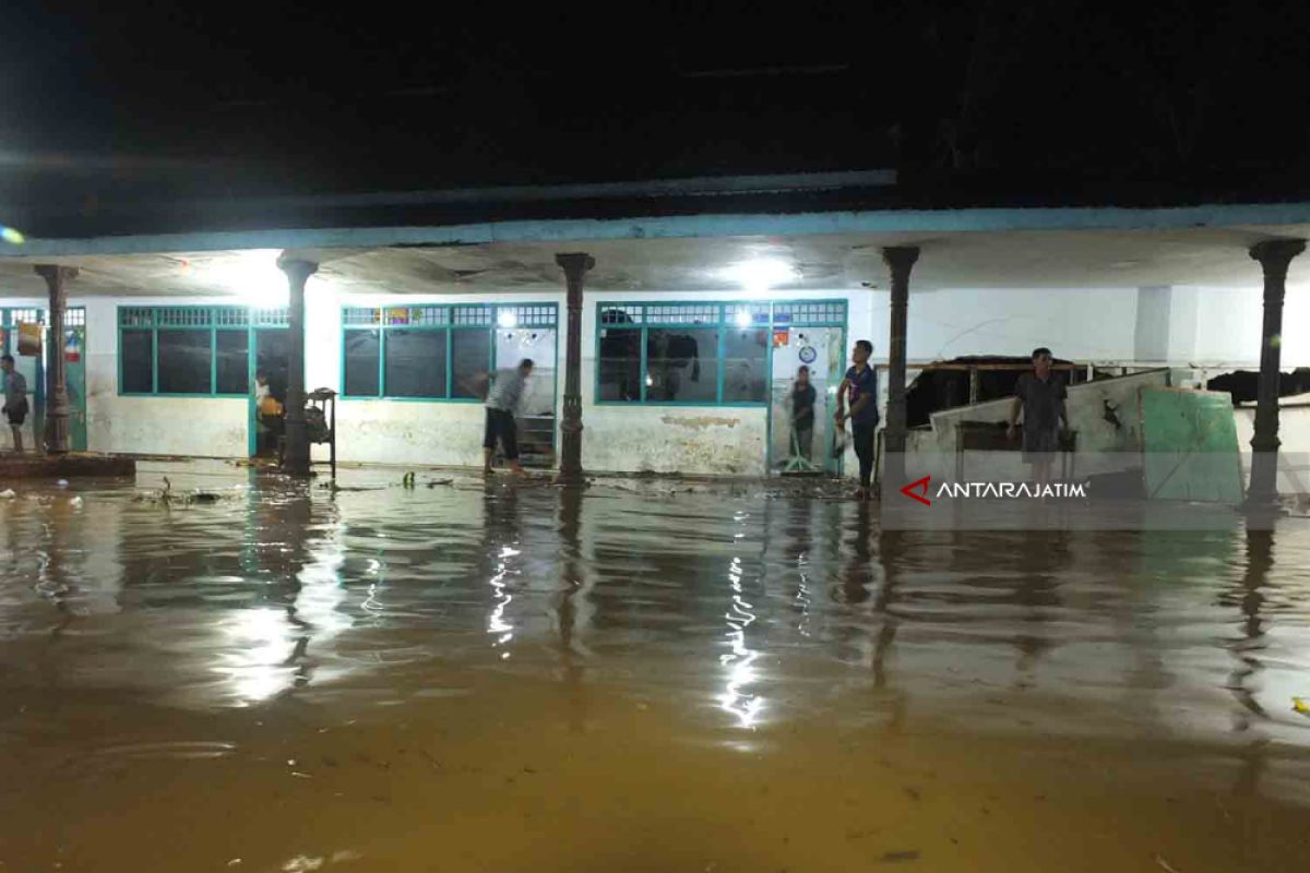 Santri Ponpes Ar-Rosyid Bangsalsari Jember Mengungsi Akibat Banjir Lumpur (Video)