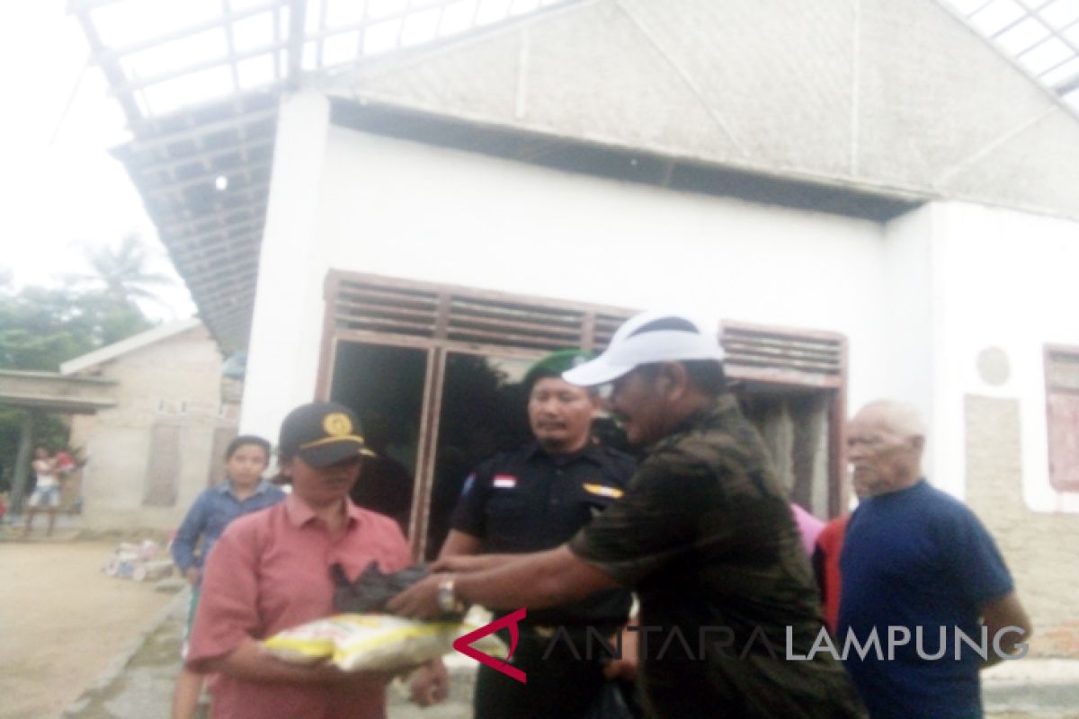 Bandrong Banten serahkan bantuan korban puting beliung