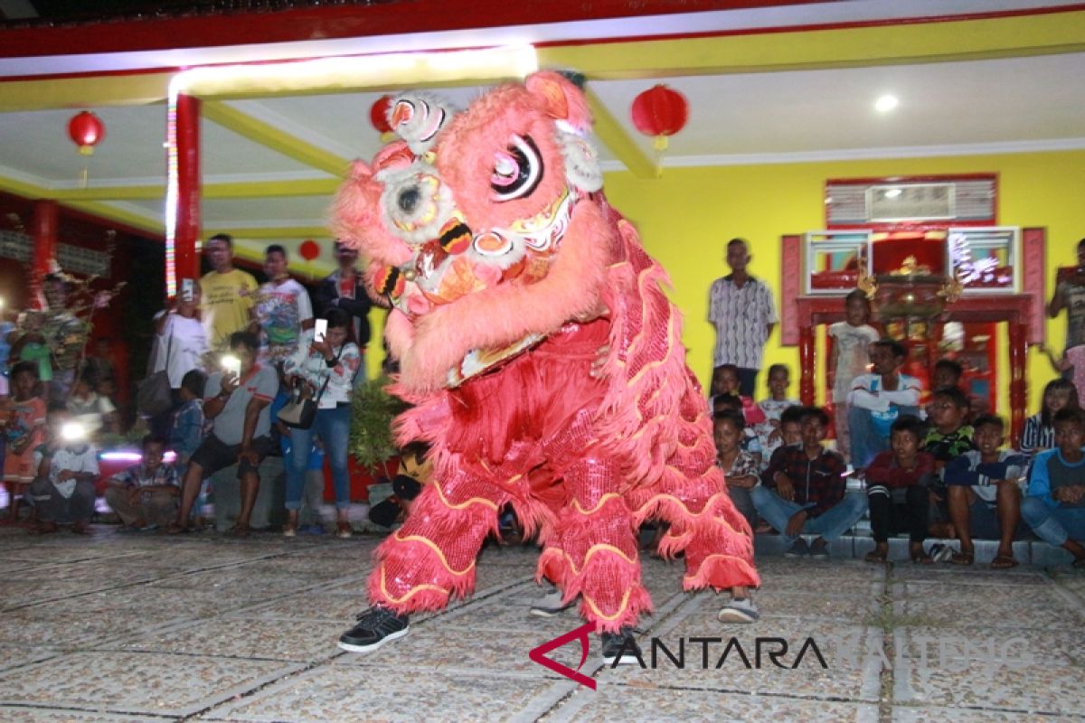 Warga antusias saksikan barongsai di malam Imlek