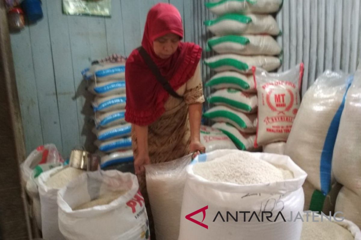 Penurunan harga beras pengaruhi permintaan beras bulog