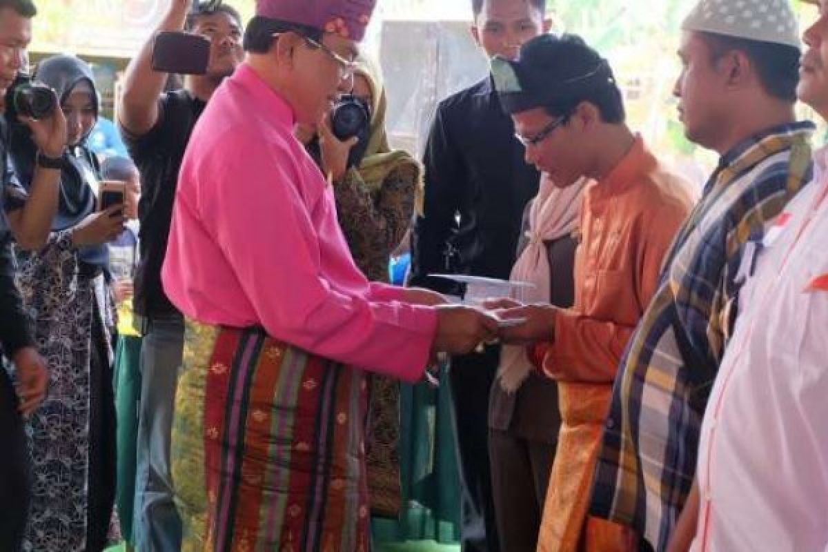 Bupati Inhil Serahkan Langsung 678 KTP Elektronik di Kecamatan Keritang