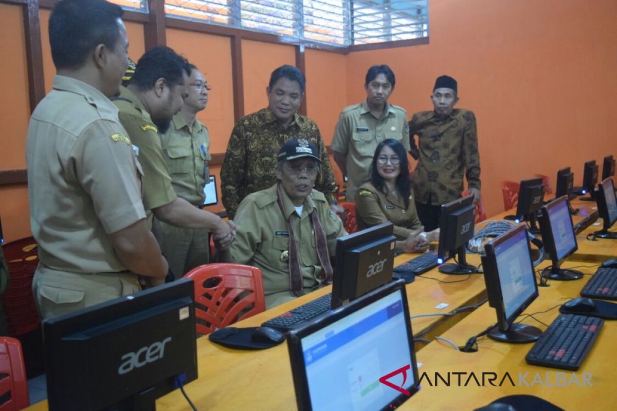 Bupati Jarot resmikan lab komputer SMPN 1 Sintang