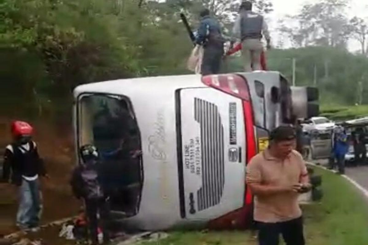 Bus Pemda Bekasi berpenumpang puluhan siswa terguling