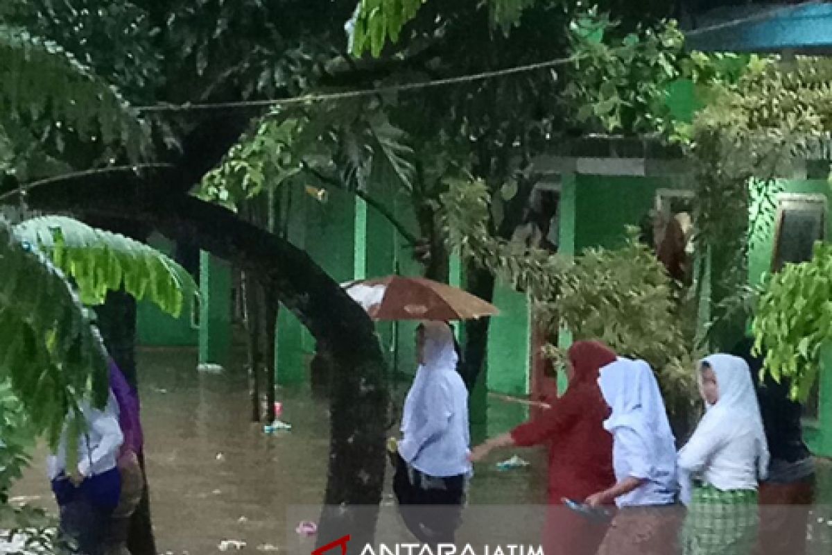 Pesantren Islam Bustanul Ulum Pakusari Jember Digenangi Banjir