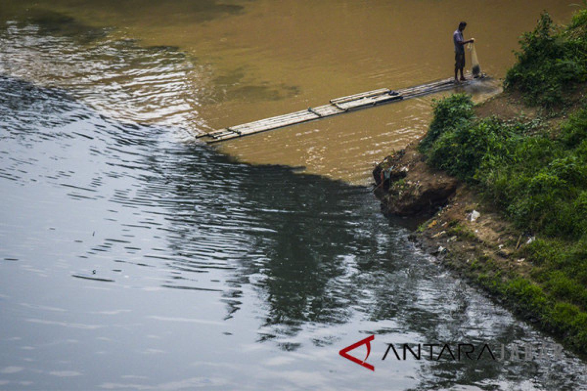 Pencemaran oli bekas di Sungai Citarum di selidiki