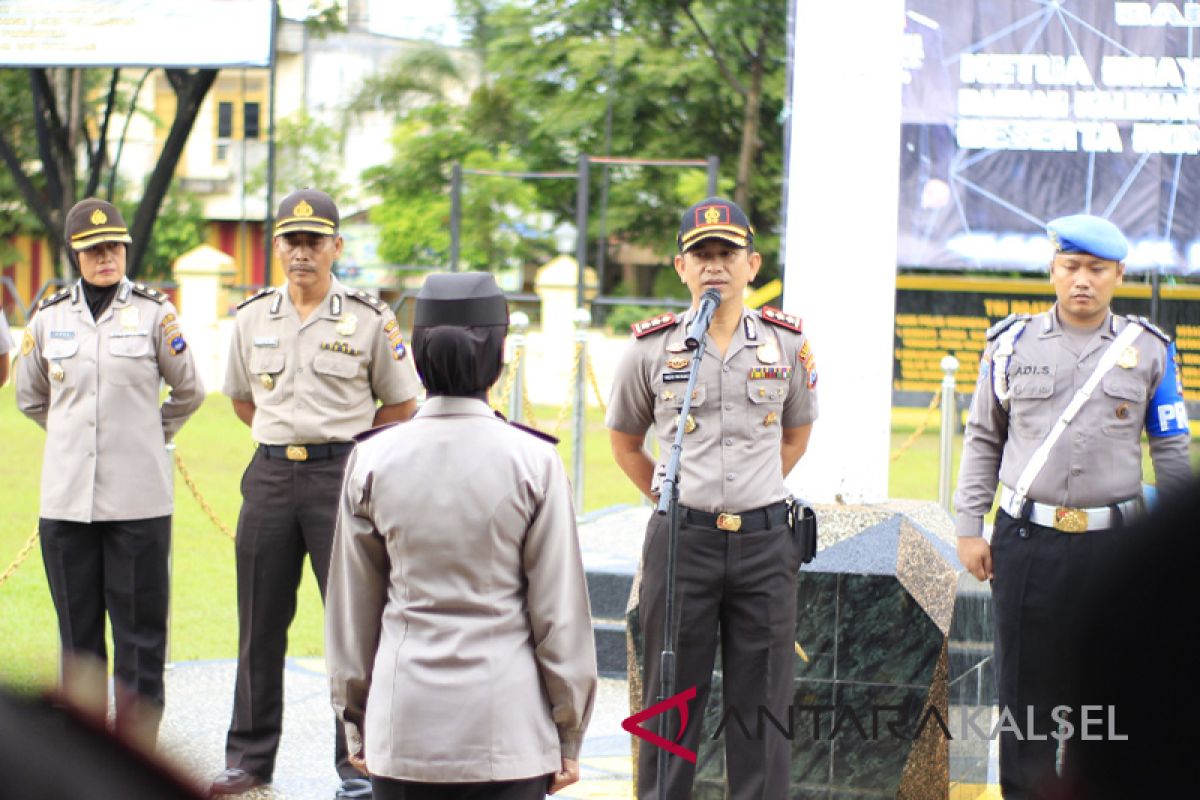 Kapolres Berikan Polwan Penghargaan Berangkat Umrah