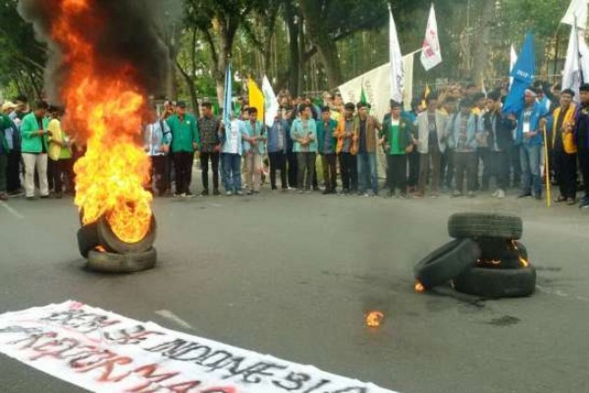 Demo di DPRD Riau, Ini Orasi Pemberi Kartu Kuning Jokowi, Zaadit Taqwa
