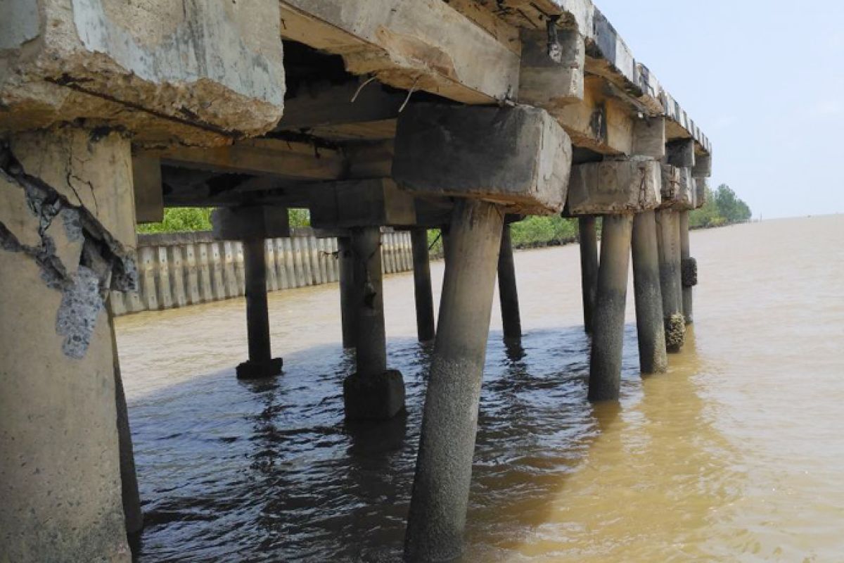 Kapal batu bara tabrak tiang dermaga Tanjabtim