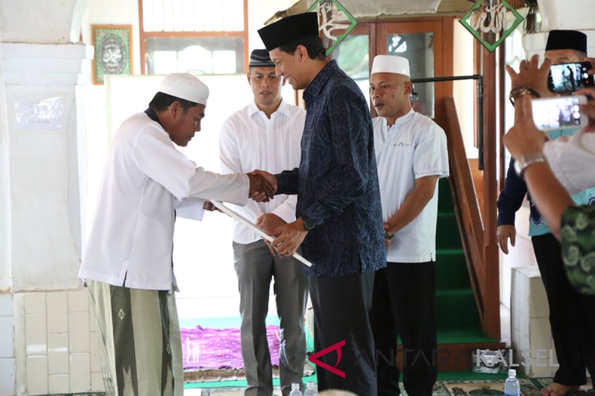 Bupati Serahkan Dana Hibah Masjid Rp500 Juta