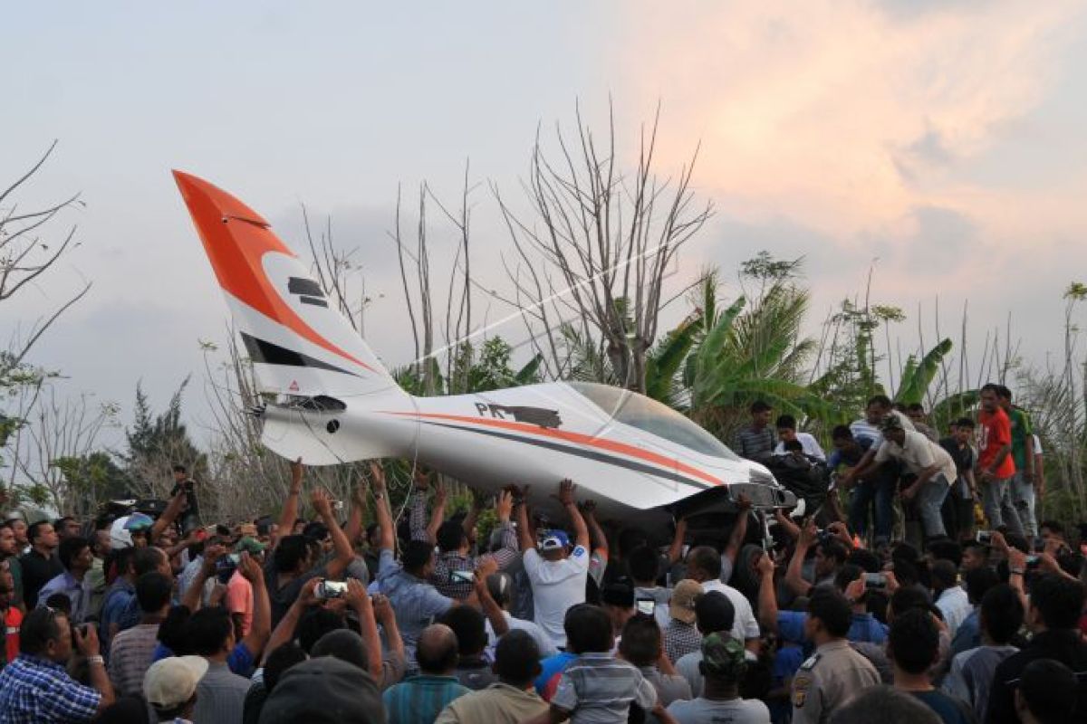 Gubernur Aceh evakuasi pesawat bersama warga