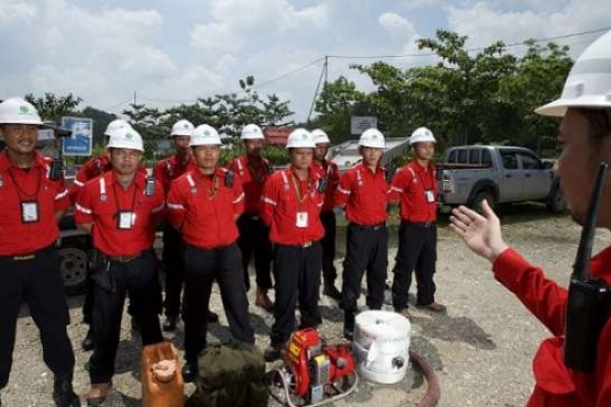 Fire Fighter PT RAPP Melakukan Persiapan Kelengkapan Peralatan