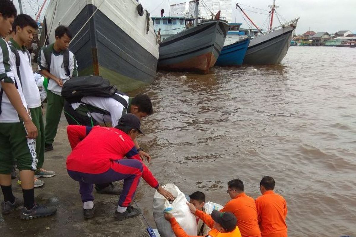 Bersih-bersih sampah di Sungai Kapuas