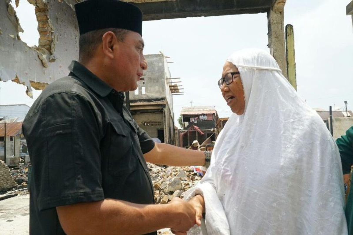 Edy Rahmayadi Sambangi Korban Kebakaran di Sibolga