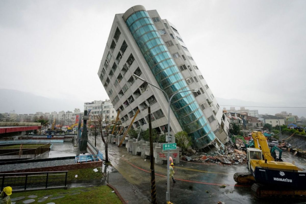 67 orang  masih hilang setelah gedung roboh di Taiwan