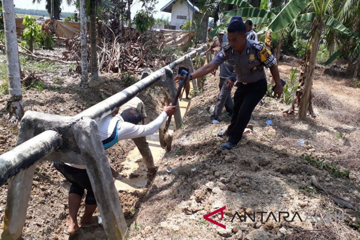 Polsek Manyak Payed gotong royong bersama petani