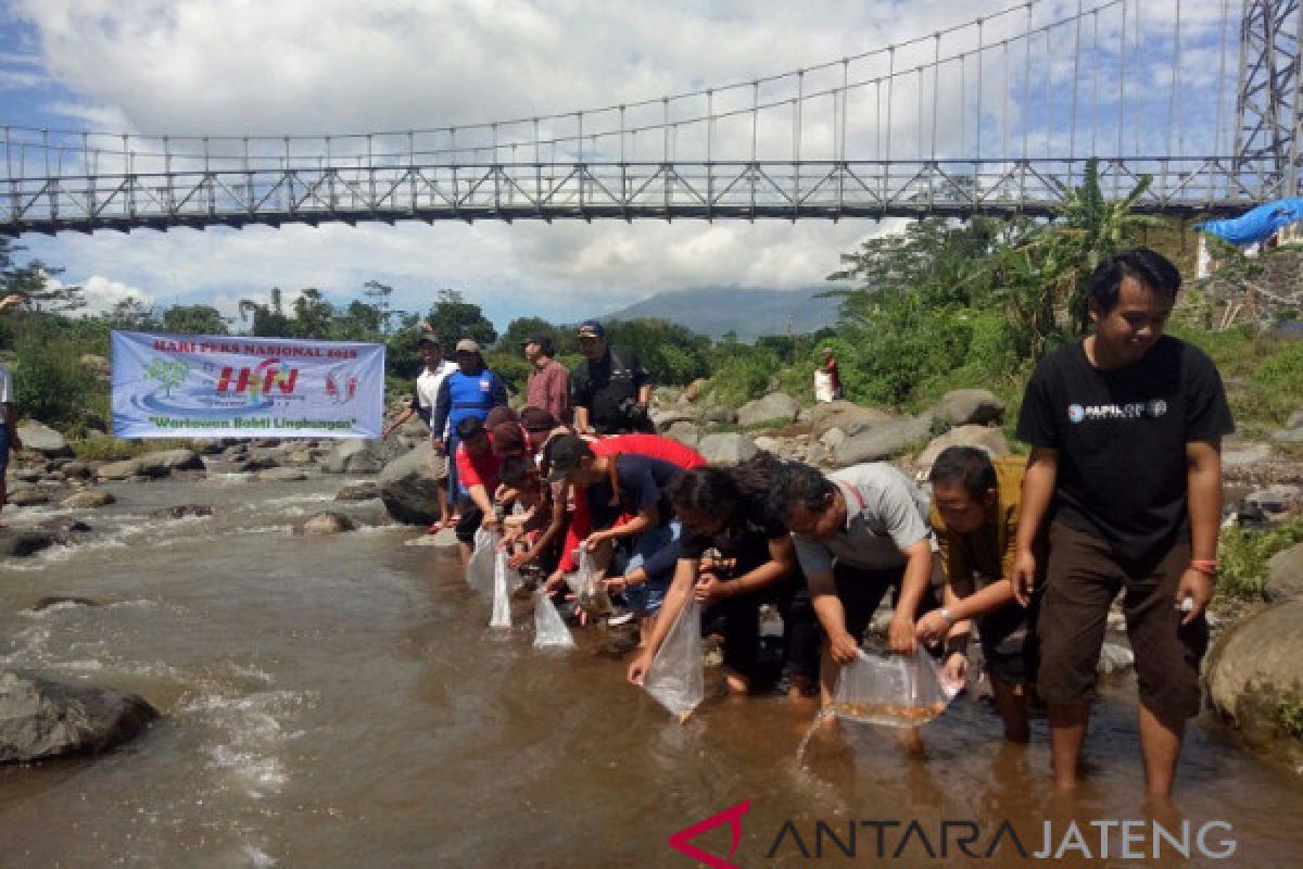 Wartawan Temanggung menebar ikan di Sungai Galeh