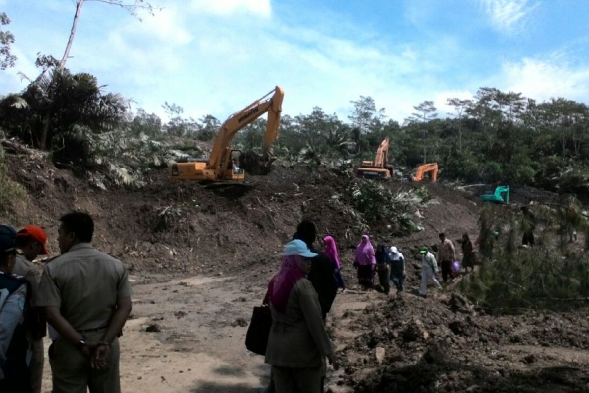 Pembersihan jalan pascalongsor di Banjarnegara dilanjutkan