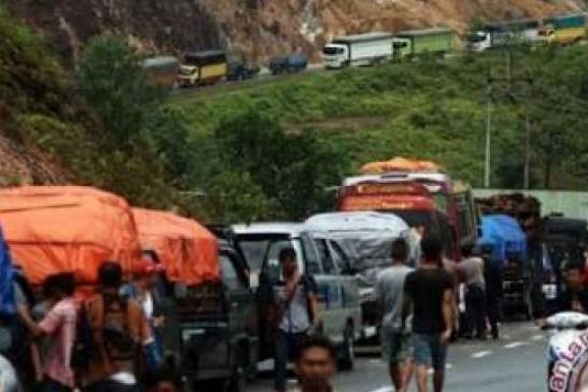Jalan Riau-Sumbar di Kuok Sudah Bisa Dilewati Setelah Amblasnya Telah Diperbaiki 