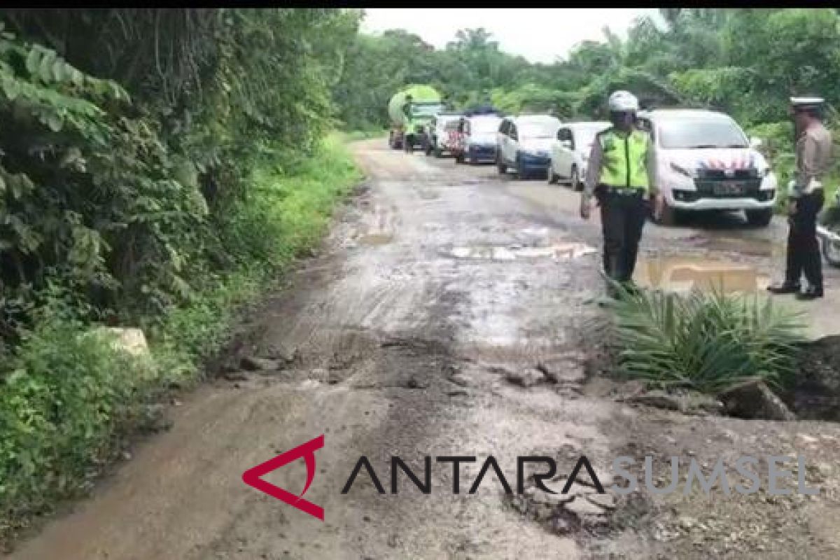 Perbaikan jalan longsor melibatkan enam perusahaan