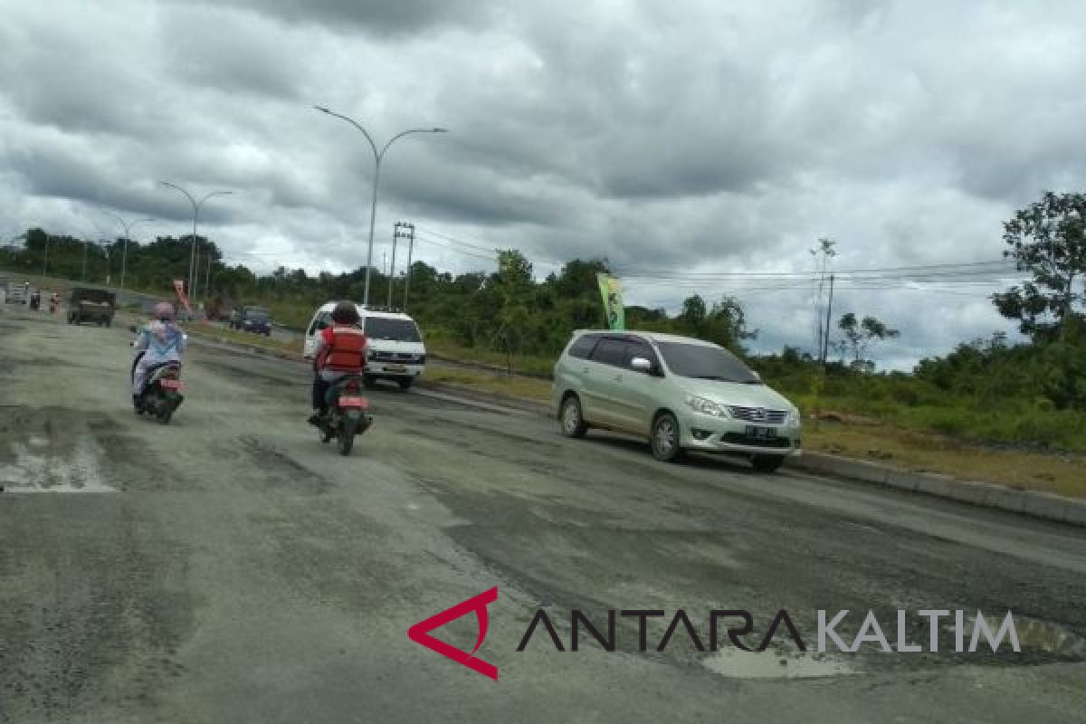 Jalan depan kantor bupati Penajam kembali rusak