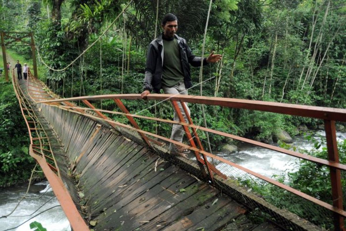 Jembatan darurat akses desa Kambangan-Tombo dibangun