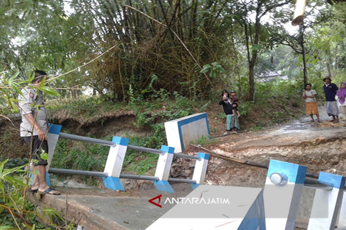 Banjir Melanda Pamekasan Menyebabkan Jembatan Putus