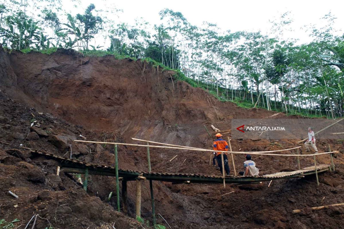 Warga Dusun Mojan Jember Gunakan Jembatan Darurat Akibat Longsor