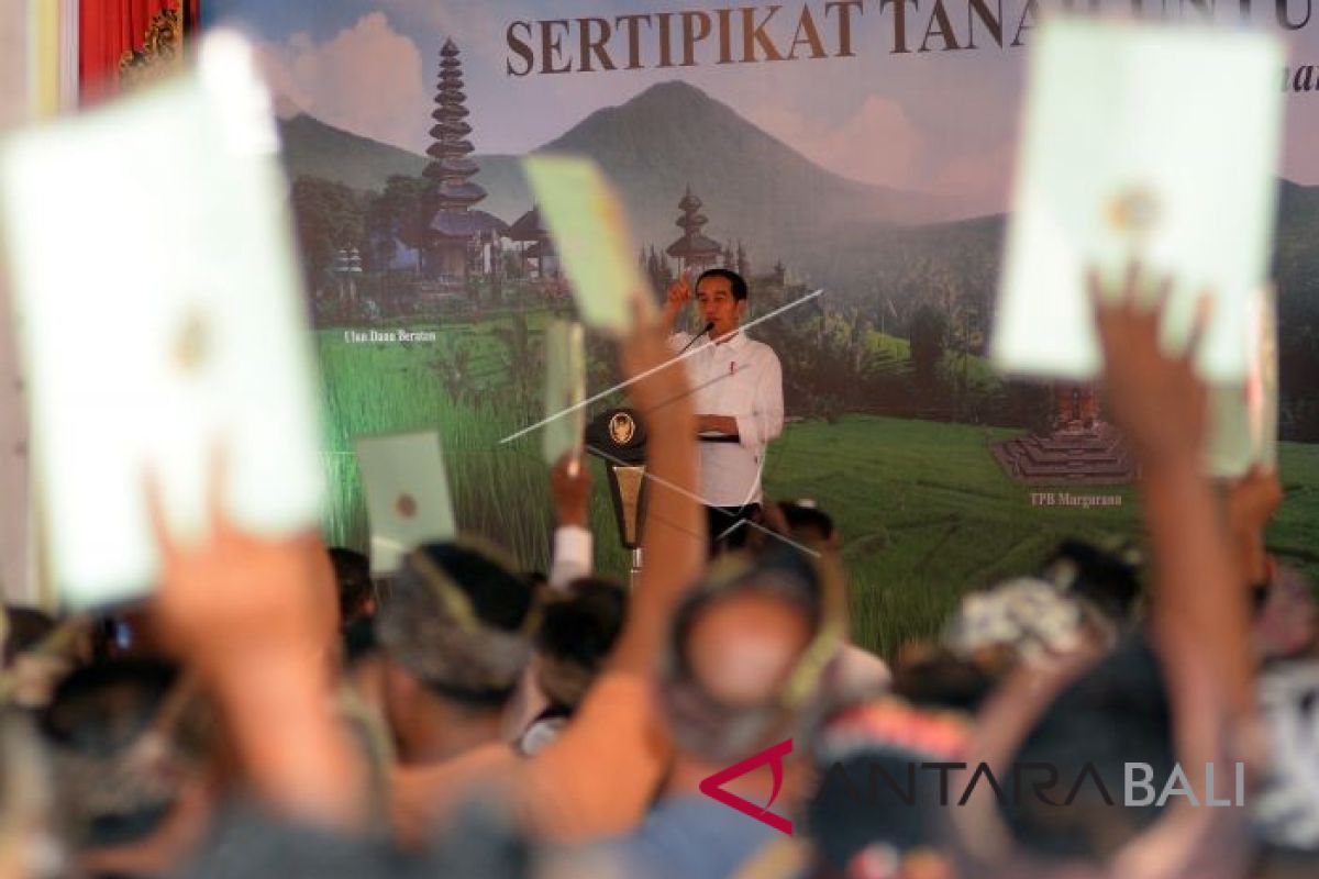 Jokowi Serahkan Sertifikat Tanah Pura se-Bali