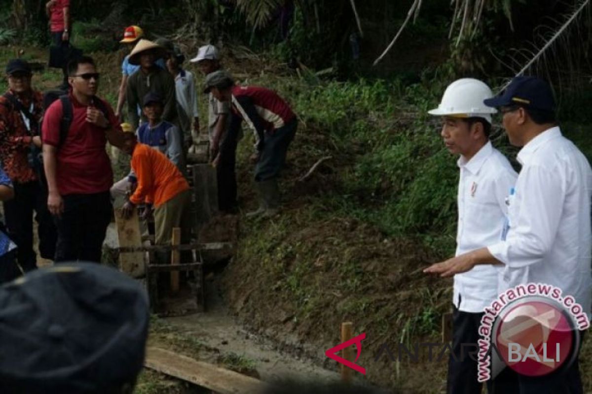 Presiden Jokowi tinjau pembangunan pedesaan di Dharmasraya