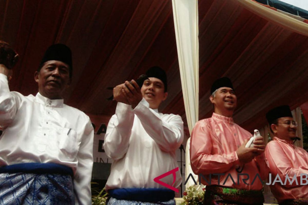 Sani dan Fasha lepas merpati kampanye damai