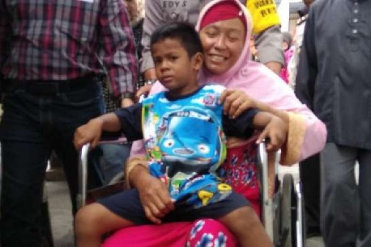 Jumat Barokah Polresta Pekanbaru Bantu Ibuk yang Berjualan dengan Kursi Roda