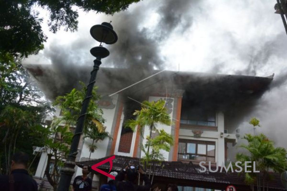 Usai undian peserta pilkada, Kantor Gubernur Bali terbakar