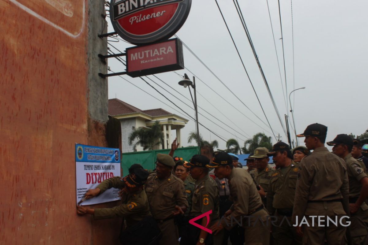 Tim gabungan segel belasan karaoke di Pati