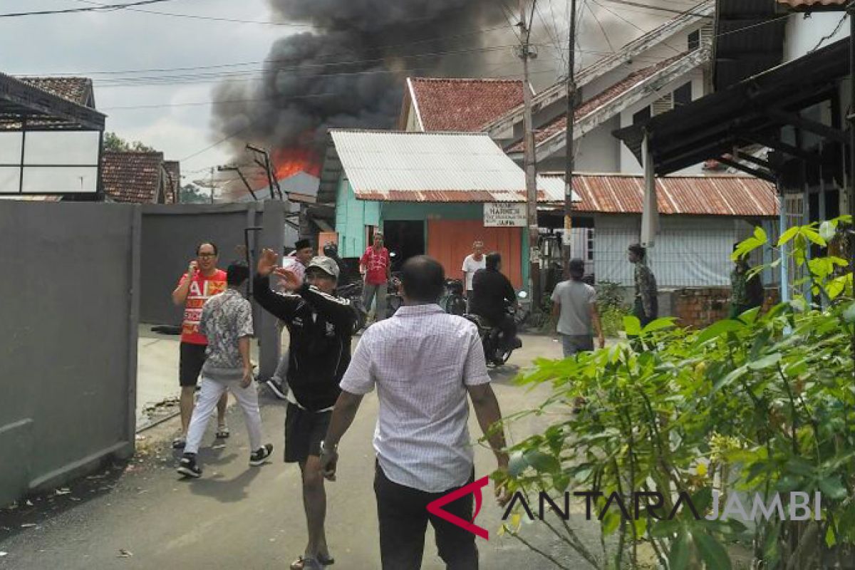 Tujuh rumah hangus diamuk jago merah