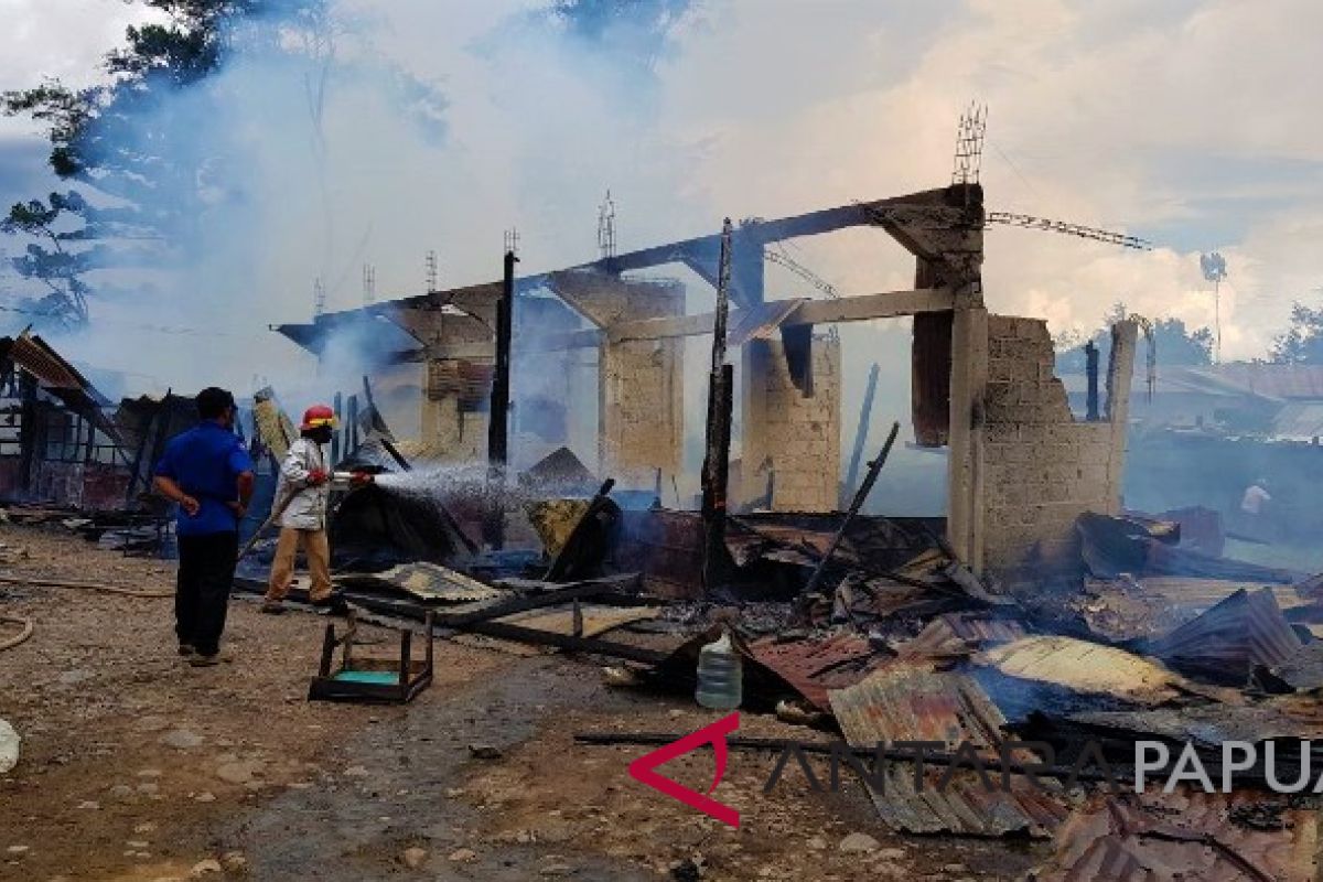 Tujuh bangunan usaha di Wamena terbakar