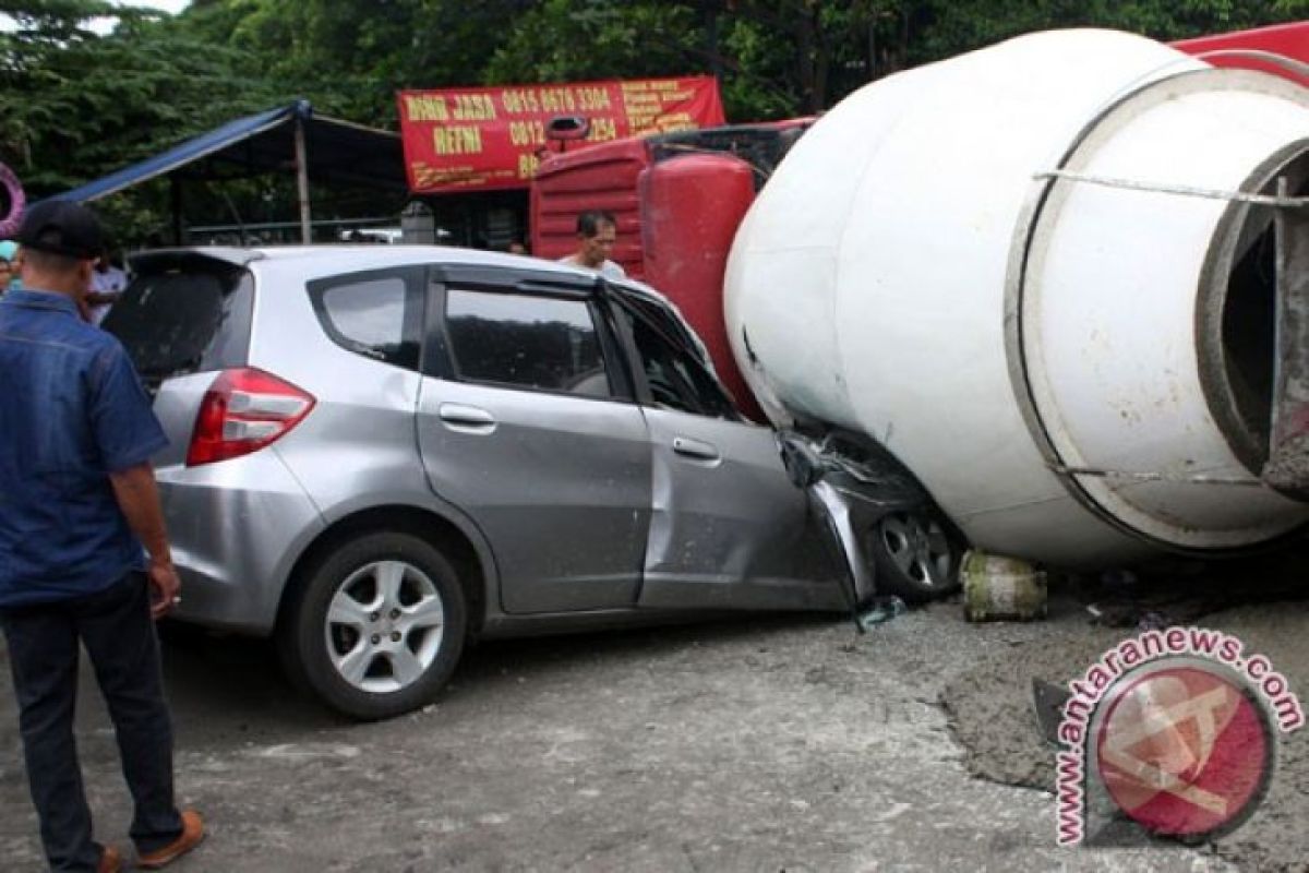 Dua orang tewas tertimpa truk molen