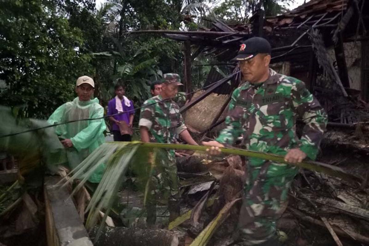 Angin langkisau rusak puluhan rumah di Cilacap