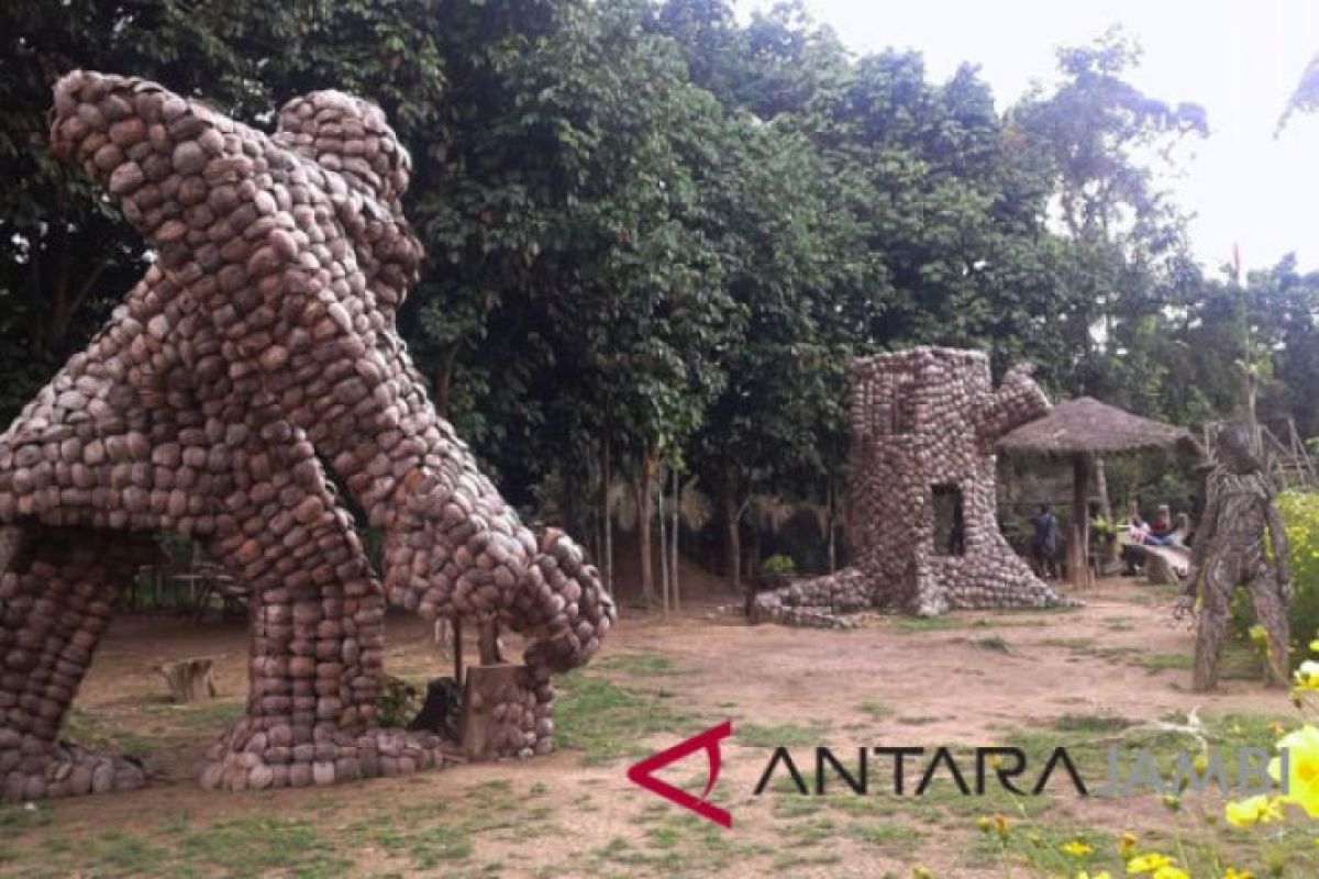 Menyulap limbah cangkangk kelapa jadi kerajinan kingkong