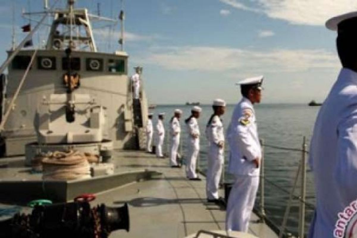 Komandan Gugus Tempur Laut Armada Barat di Dumai dari Atas KRI Halim Perdana Kusuma 