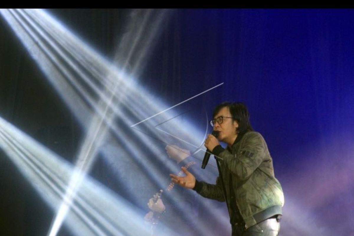 Ribuan warga tonton konser Ari Lasso