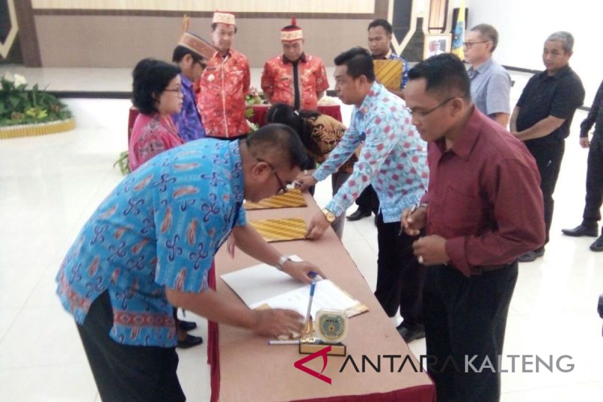 Kontrak pengadaan barang-jasa Lamandau ditandatangani secara kolektif