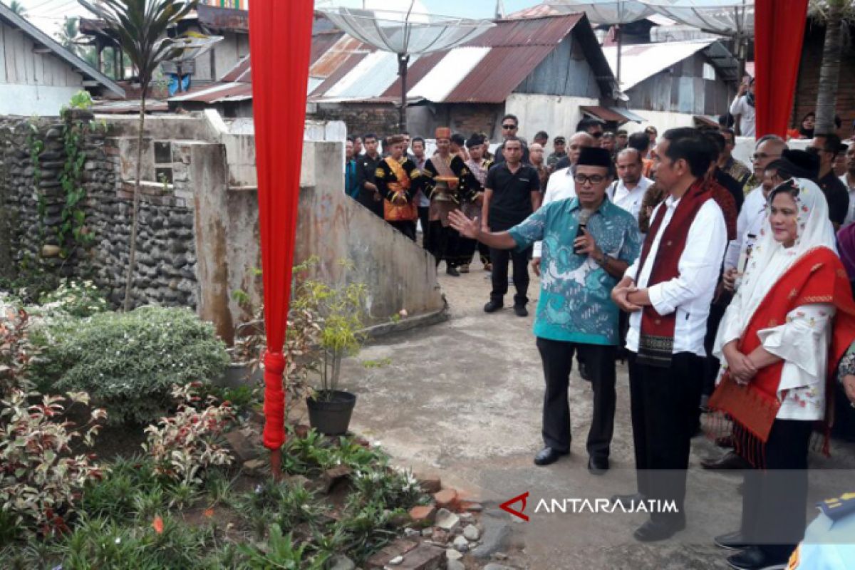 Jokowi Berikan Setifikat Tanah kepada Ahli Waris Adinegoro