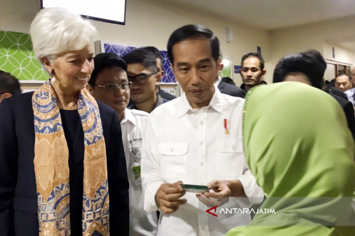 Kepada Dir IMF Jokowi Pamer Program KIS