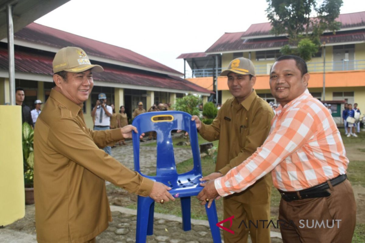 Bupati Nias sumbang kursi sekolah Gunungsitoli