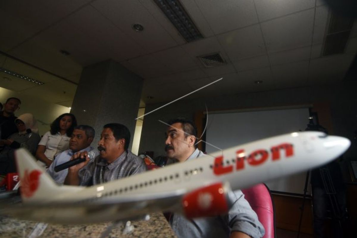 Kapolda Babel pasangkan bendera merah putih di atas jenazah anggota Polri korban tragedi Lion Air