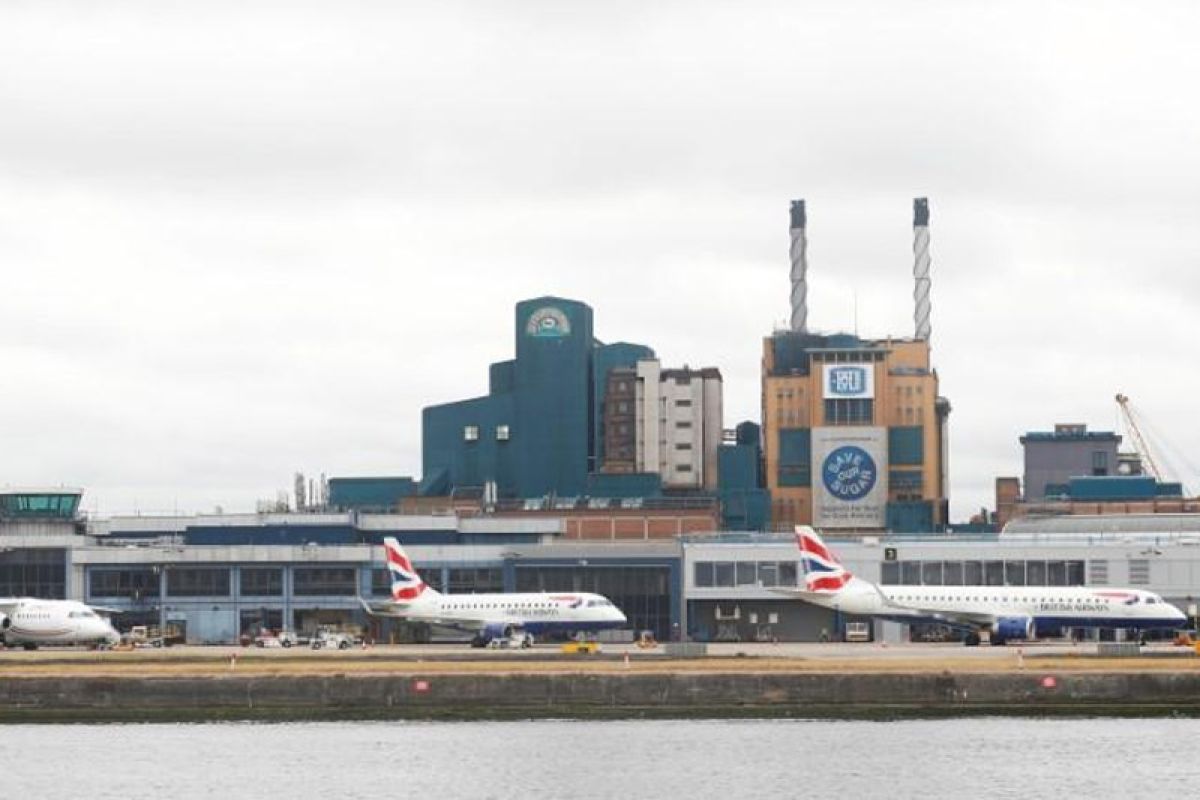 Bandara London kembali dibuka setelah penemuan bom PD II