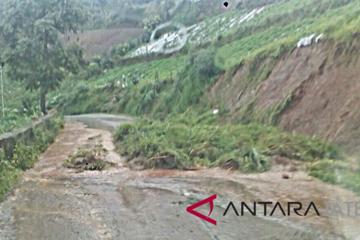 Jalur Solo-Selo-Boyolali terganggu tanah longsor