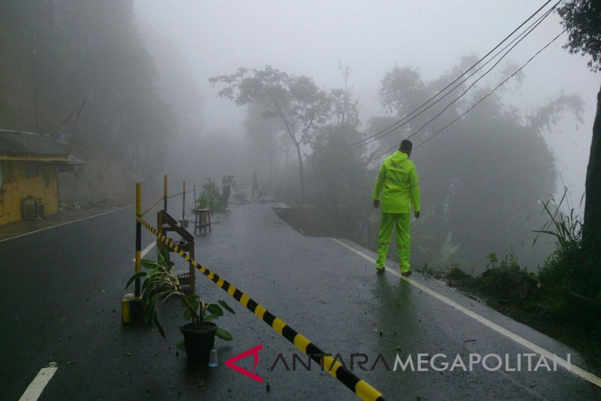 Kemenpu-PR siagakan peralatan di jalur Puncak