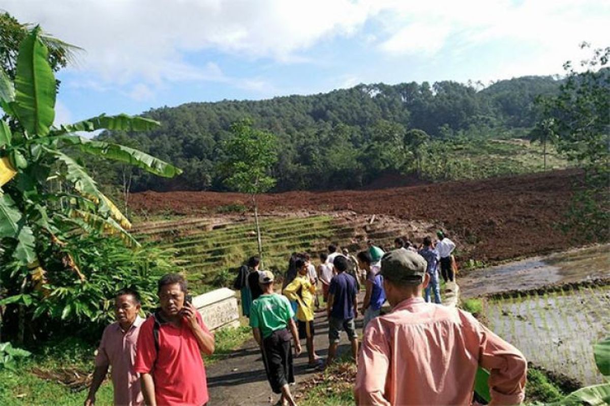 18 missing after landslide in C Java